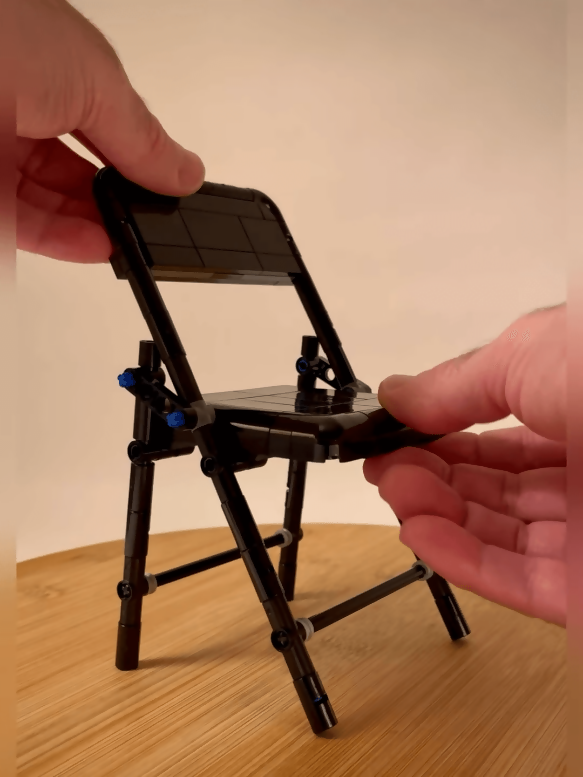 Folding-Chair-LEGO-Moc--Zachary-Steinman-Planet-GBC (1)