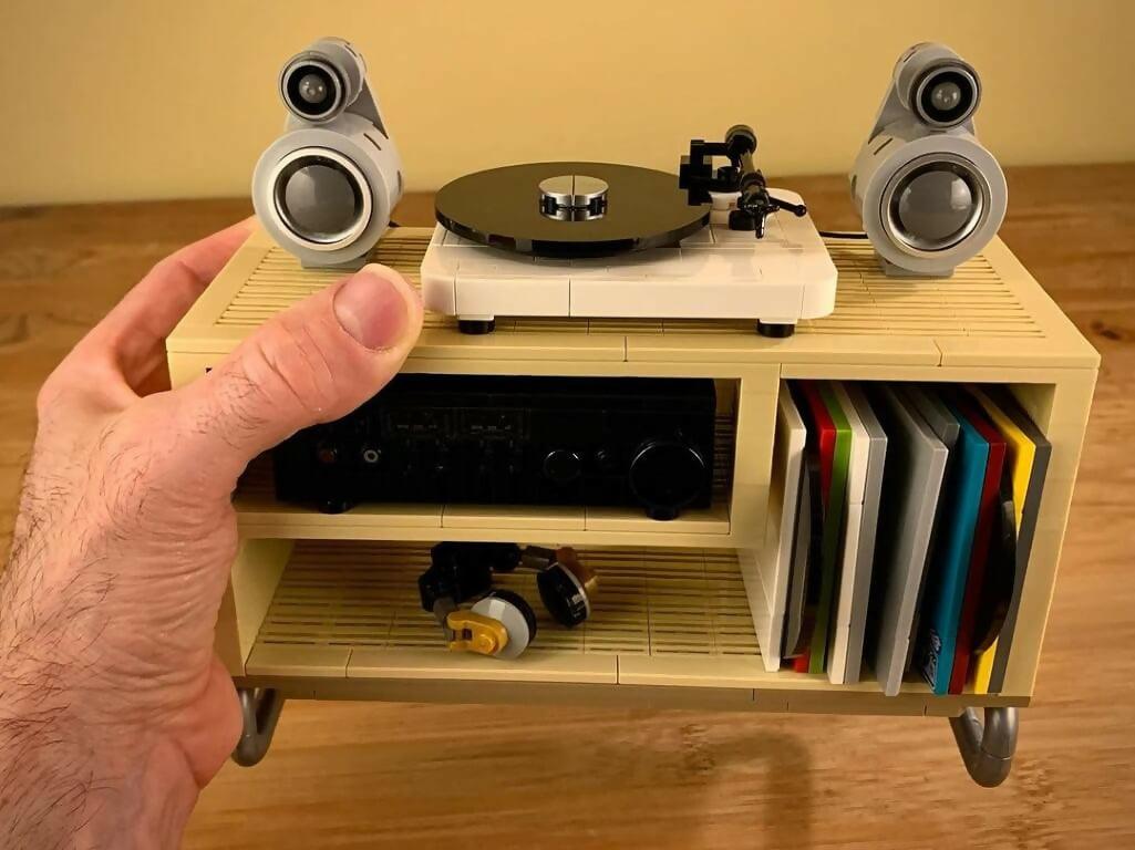 Vinyl Sound System / Listening Station, by Zachary Steinman - BuildaMOC