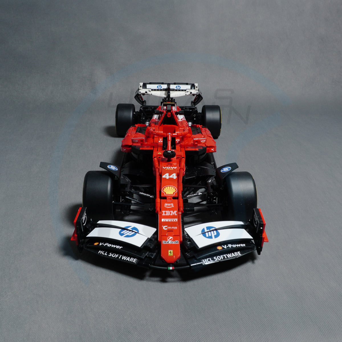 Ferrari F1 SF-25 a escala 1:8