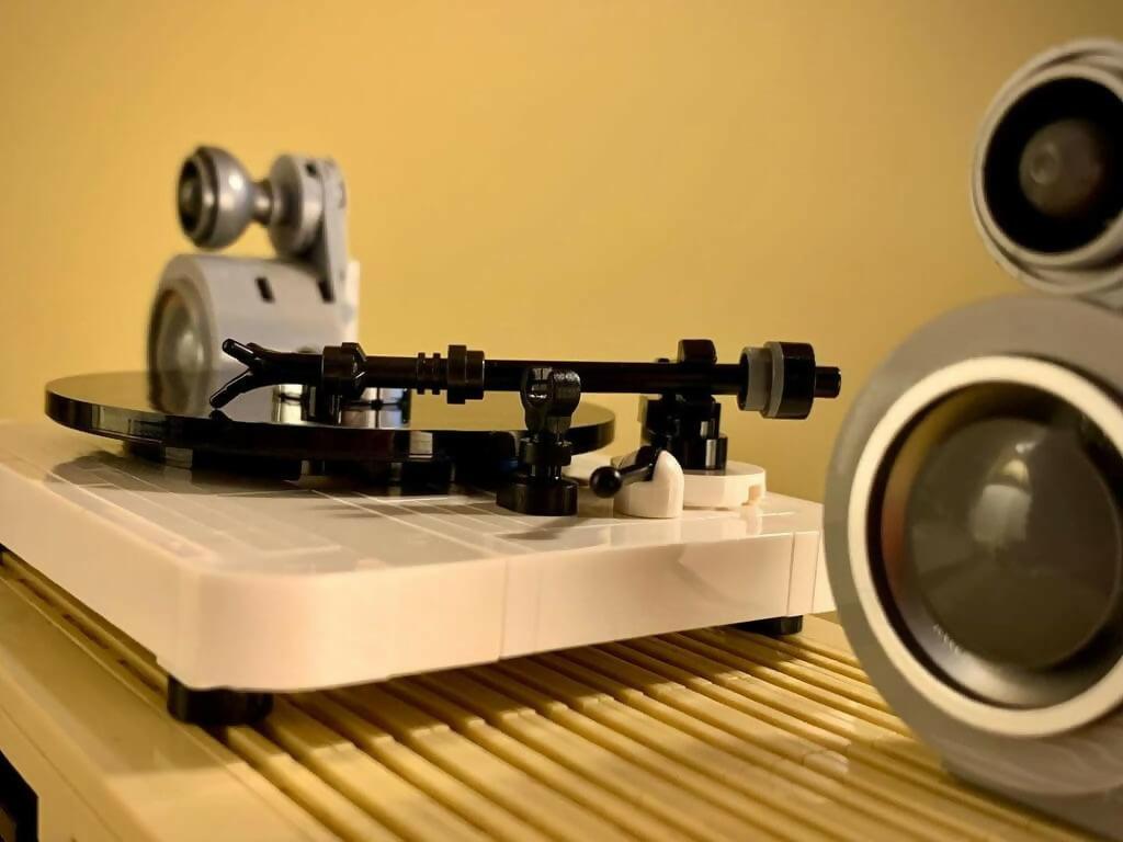 Vinyl Sound System / Listening Station, by Zachary Steinman – BuildaMOC