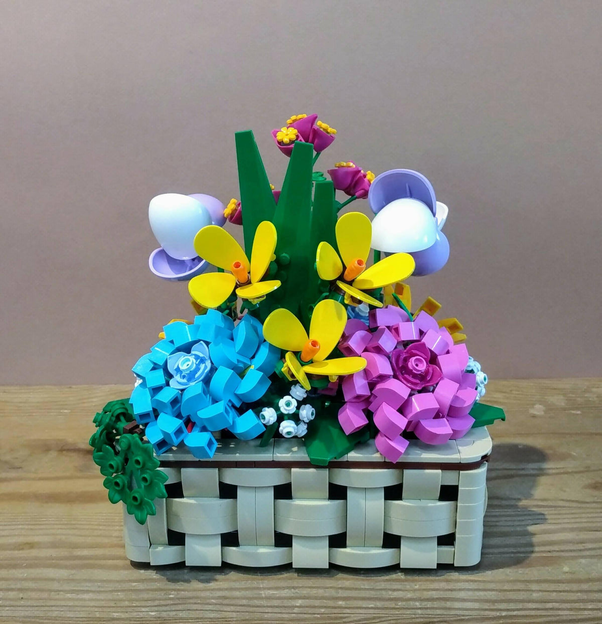 Cesta de flores de Picea  - BuildaMOC