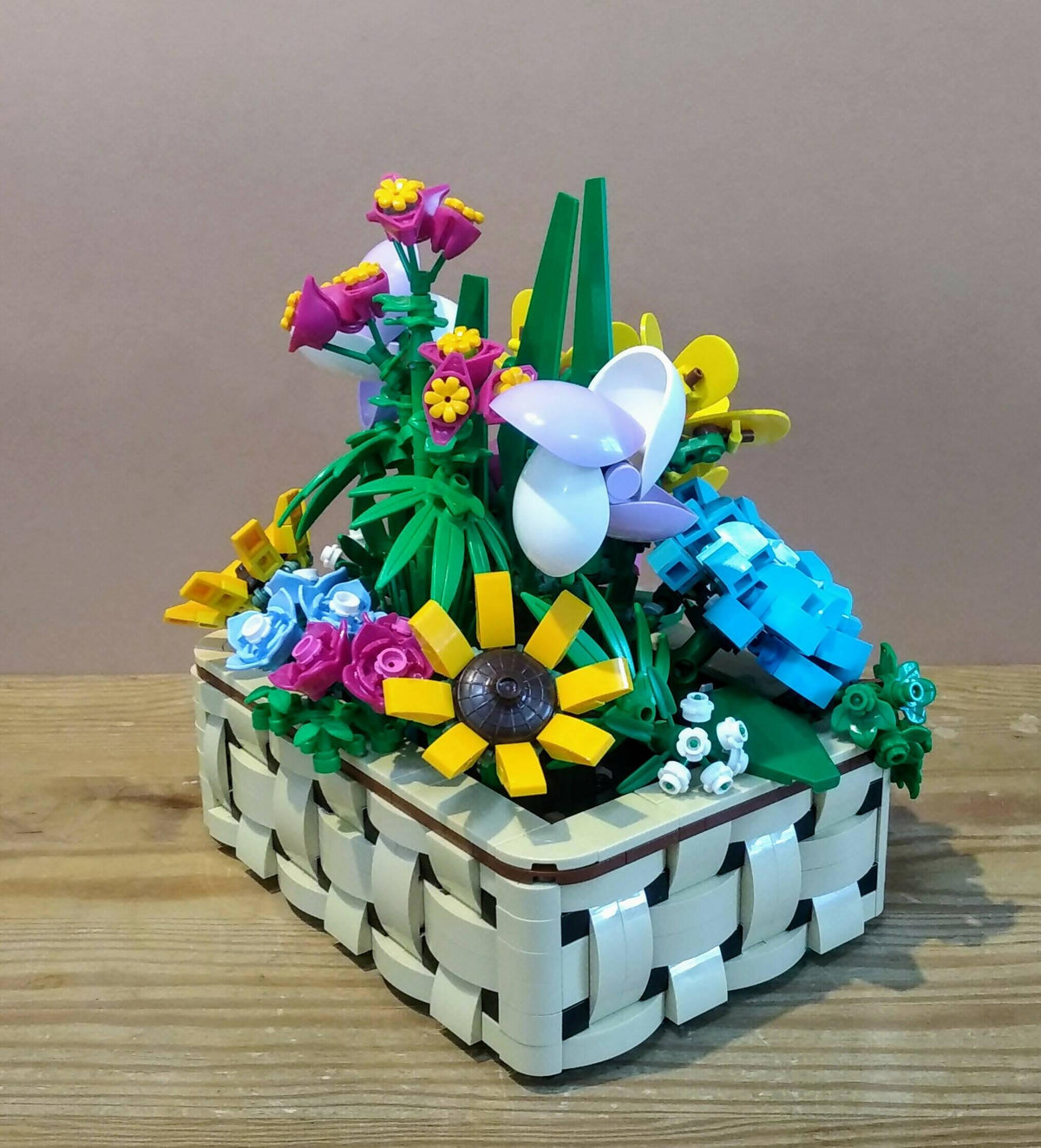Cesta de flores de Picea  - BuildaMOC