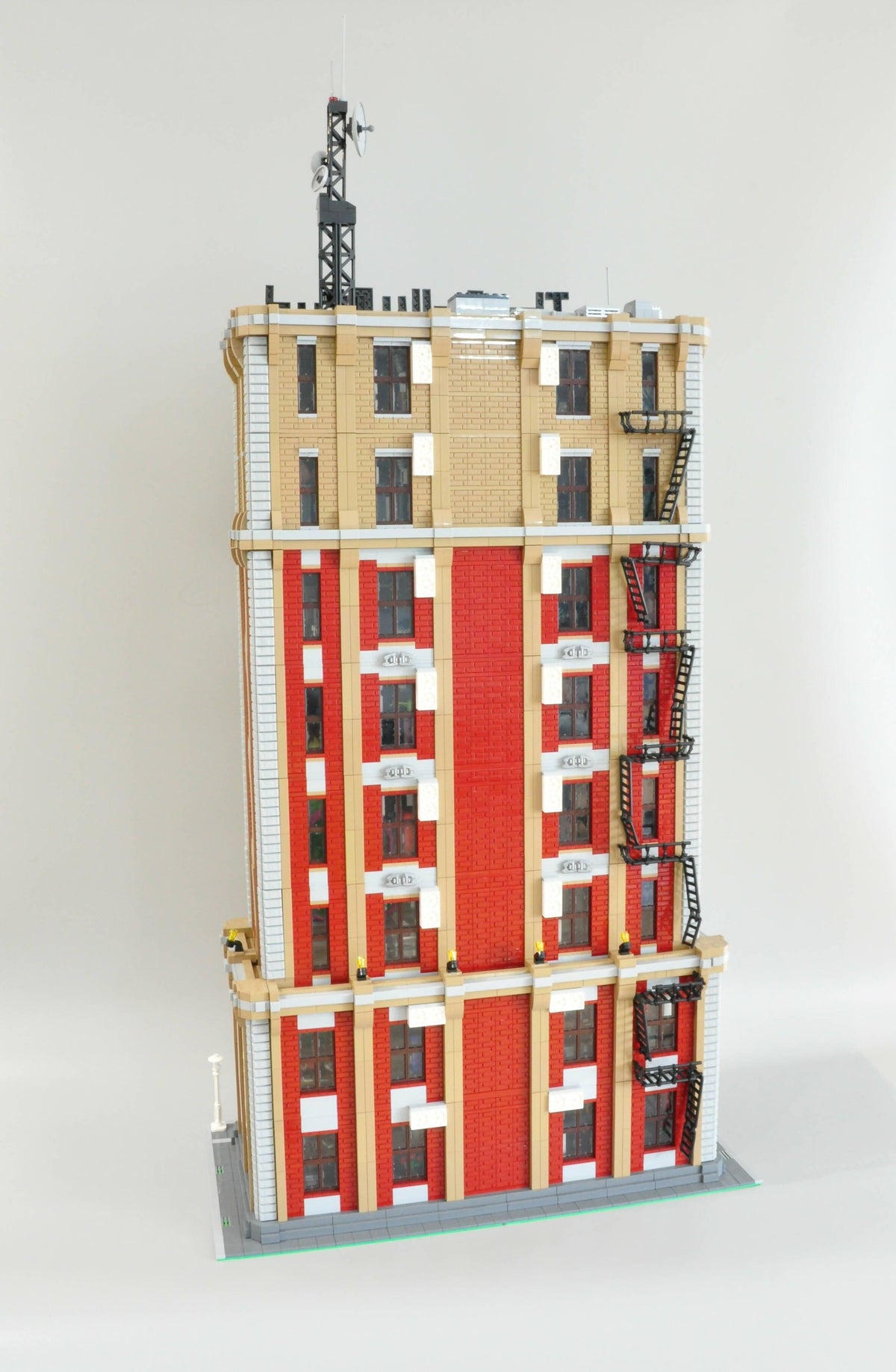 Modularer Wolkenkratzer „The Daily Stud“ - BuildaMOC