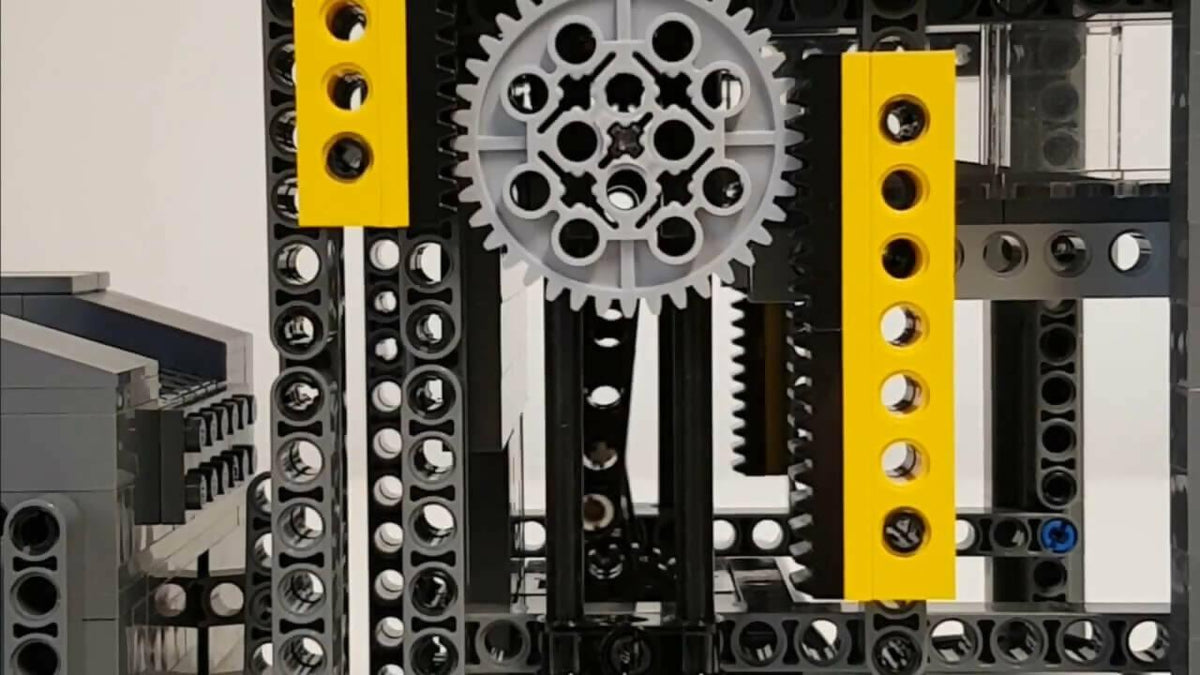 LEGO GBC - Zahnstangenaufzug, von mickthebricker - BuildaMOC