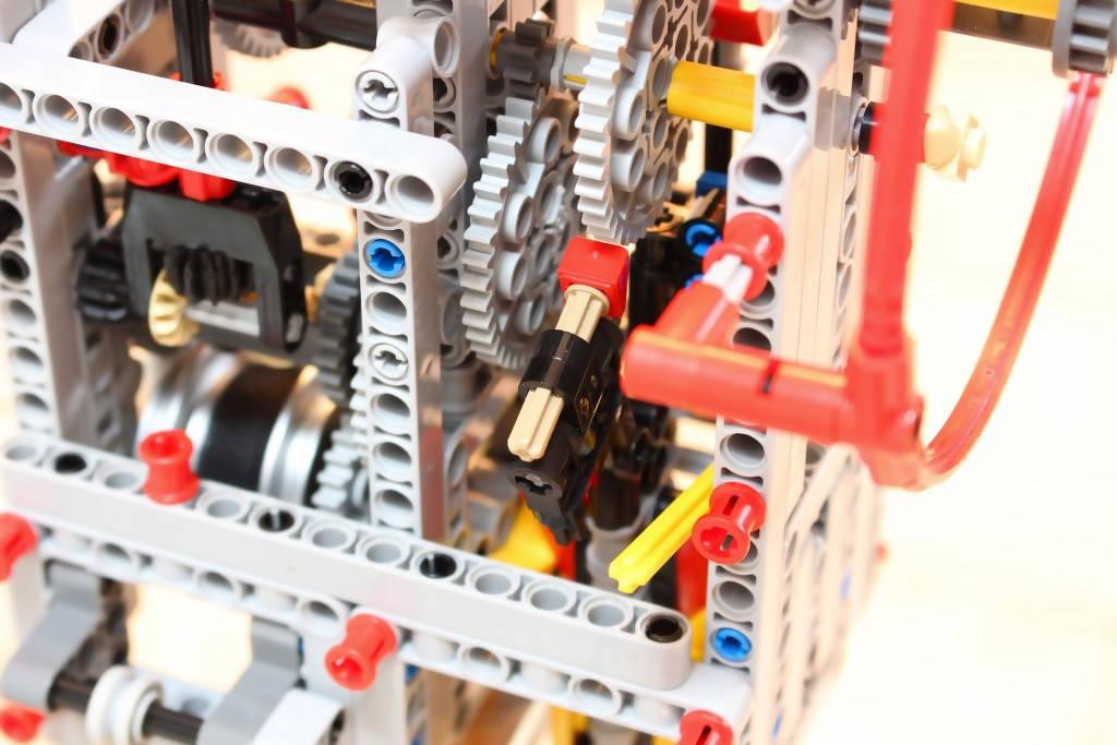 Reloj de péndulo de Galileo de LEGO - BuildaMOC